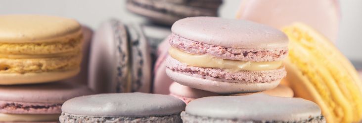 Dans la lignée de la belle tradition pâtissière française, le macaron est une irrésistible gourmandise qui sait se faire admirer, se faire préférer dans toutes ses couleurs et ses arômes.